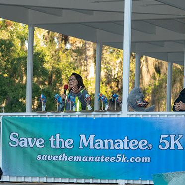Former race director Lesley Argiri and Save the Manatee Club Executive Director Patrick Rose give welcoming speeches to racers.